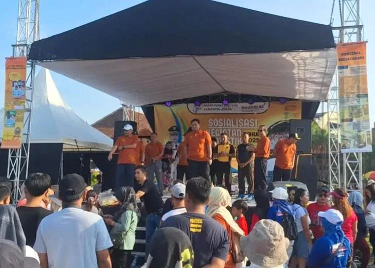 Sensus 2026, Wabup Jepara Ajak Warga Beri Data Jujur dan Valid 25 Wakil Bupati Jepara, M. Ibnu Hajar, menyampaikan sambutan dalam Sosialisasi Statistik 2025 bertema “Statistik Berdampak untuk Indonesia Maju” di Alun-Alun 1 Jepara, Minggu, 19 Oktober 2025. (Humas Pemkab Jepara/Lingkarjateng.id)