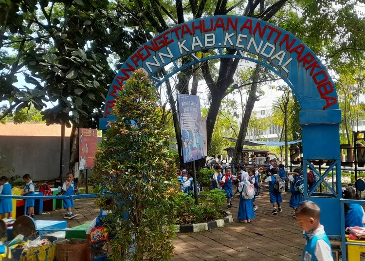 RTH Taman Gajah Mada Kendal Suguhkan Fasilitas Bermain Anak yang Asri 25 Siswa TK bermain di RTH Taman Gajah Mada di Kelurahan Karangsari, Kecamatan/Kabupaten Kendal, Rabu, 22 Oktober 2025. (Anik Kustiani/Lingkarjateng.id)