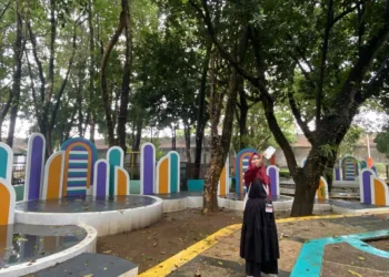 Wisatawan berkunjung di Taman Krida Kudus. (Nisa Hafizhotus S./Lingkarjateng.id)