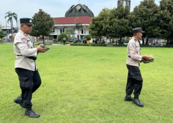 Tim pengamanan netralisir Alun-Alun Pati jelang sidang paripurna pansus hak angket DPRD Pati, Jumat, 31 Oktober 2025. (Humas Polresta Pati)