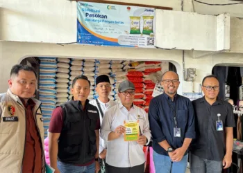 Tim Gabungan Temukan Pedagang Pasar Kendal Jual Beras di Atas HET 31 Tim gabungan saat memeriksa harga beras di salah satu kios pedagang di Pasar Kota Kendal, Rabu, 22 Oktober 2025. (Lingkarjateng.id)