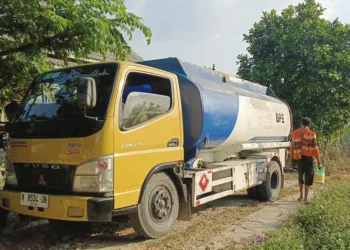 Truk PT BPE yang digunakan untuk mengangkut rembesan minyak mentah di Dukuh Gendono, Desa Gandu, Kecamatan Bogorejo, Kabupaten Blora. (Eko Wicaksono/Lingkarjateng.d)