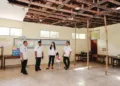Wabup Kudus Tinjau Atap Jebol di SD 2 Bae, Pastikan Segera Diperbaiki 29 Wakil Bupati Kudus Bellinda Putri Sabrina Birton (ketiga kiri) saat meninjau atap ruang kelas IV SD 2 Bae yang jebol, Rabu, 8 Oktober 2025. (Nisa Hafizhotus Syarifa/Lingkarjateng.id)