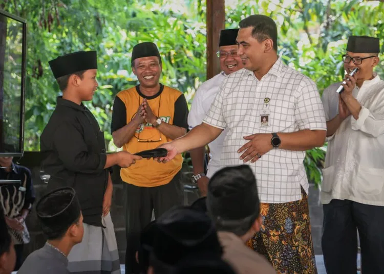 Jelang Hari Santri 2025, Wagub Jateng Taj Yasin Ikut Ro'an di Pesantren 26 Wagub Jateng di salah satu pesantren di Kendal