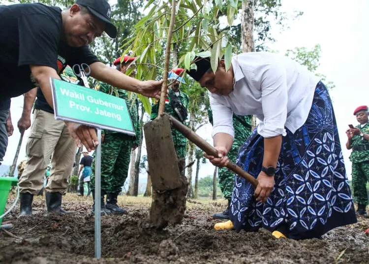 Wagub Jateng tanam pohon