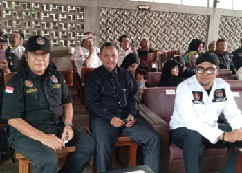Wakil Ketua DPRD Kabupaten Pekalongan sekaligus Pembina Squad Nusantara, H. Sumar Rosul, S.IP., M.AP. (tengah), saat menghadiri pelantikan Srikandi dan Kopasti Squad Nusantara Kabupaten Pekalongan periode 2025-2029 di Café Loe Me N To, Kajen, Selasa, 28 Oktober 2025. (Fahri Akbar/Lingkarjateng.id)