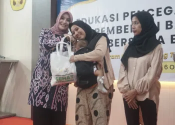 Wakil Wali Kota Pekalongan, Balgis Diab, menyerahkan bantuan paket sembako secara simbolis kepada keluarga berisiko stunting di GOR Universitas Pekalongan, Senin, 6 Oktober 2025. (Humas Pemkot Pekalongan/Lingkarjateng.id)