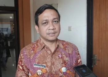 Wali Kota Pekalongan, Achmad Afzan Arslan Djunaid, memberikan keterangan kepada wartawan usai kegiatan Bimtek Fasilitasi Sertifikasi Halal bagi Pelaku Usaha Kuliner di Aula Kantor Dindagkop-UKM Kota Pekalongan, Selasa, 7 Oktober 2025. (Fahri Akbar/Lingkarjateng.id)
