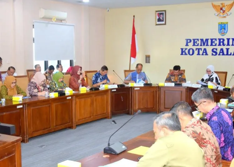 Wali Kota Salatiga Soroti Serapan Anggaran Daerah Rendah 25 Wali Kota Salatiga Robby Hernawan memimpin rakor pengendalian operasional kegiatan tingkat kota triwulan III Tahun 2025, di Ruang Kalitaman, Kantor Setda, Kamis, 16 Oktober 2025. (Prokompim Setda Salatiga/Lingkarjateng.id)