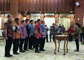 Wali Kota Semarang, Agustina Wilujeng Pramestuti, saat melantik sembilan pejabat di lingkungan Pemerintah Kota Semarang di Gedung Moch. Ichsan, Kamis, 23 Oktober 2025. (Lingkarjateng.id)