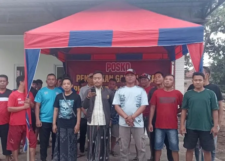 Warga Tunggulsari Kendal Dirikan Posko Tolak Galian C dan Pengusutan Kades 25 Warga Tunggulsari Kecamatan Brangsong, Kabupaten Kendal mendirikan posko kawal penolakan tambang galian c dan pengusutan kepala desa. (Aliansi Peduli Lingkungan Tunggulsari/Lingkarjateng.id)