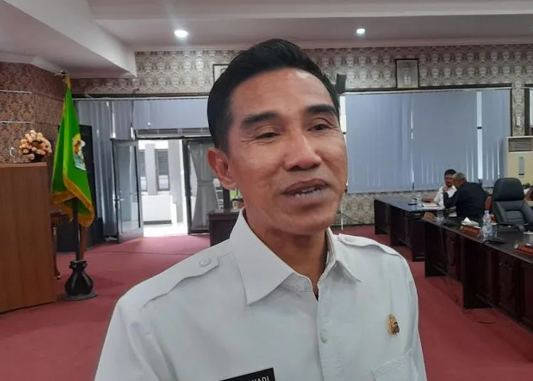 Wabup Benny Protes Minta Pemprov Jateng Tangani Persoalan Sungai di Kendal 25 Wakil Bupati Kendal, Benny Karnadi saat memberikan penjelasan kepada awak media di Gedung Paripurna DPRD Kendal, Rabu, 29 Oktober 2025. (Anik Kustiani/Lingkarjateng.id)