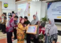 Pemkab Jepara Raih Penghargaan Indeks Kualitas Data ASN Tertinggi 28 Plt. Kepala BKPSDMD Kabupaten Jepara, Florentina Budi Kurniawati saat menerima penghargaan dari Badan Kepegawaian Negara (BKN) Kantor Regional I Yogyakarta. (Tomi Budianto/Lingkarjateng.id)