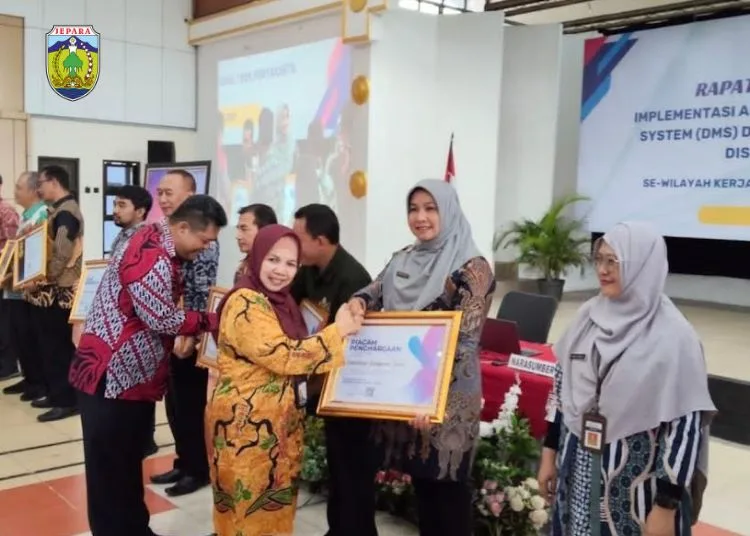 Pemkab Jepara Raih Penghargaan Indeks Kualitas Data ASN Tertinggi 25 Plt. Kepala BKPSDMD Kabupaten Jepara, Florentina Budi Kurniawati saat menerima penghargaan dari Badan Kepegawaian Negara (BKN) Kantor Regional I Yogyakarta. (Tomi Budianto/Lingkarjateng.id)