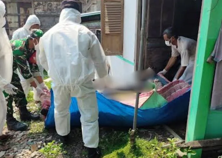 4 Hari Tak Tampak, Lansia Ditemukan Tewas Membusuk di dalam Rumah Cepu Blora 25 Sejumlah petugas mengenakan APD saat mengevakuasi jasad pria 60 tahun di Kelurahan Tambakromo, Kecamatan Cepu, Kabupaten Blora, Senin 6 Oktober 2025 pagi. (Dok. for Lingkarjateng.id)