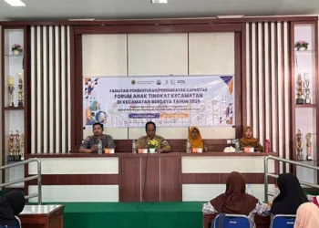 Plt Dinsos P2PA saat memberikan sambutan dalam kegiatan fasilitasi pembentukan dan penguatan kapasitas forum anak di Kecamatan Berdaya, bertempat di Aula Dinsos P2PA, Kamis, 10 Oktober 2025. (M Burhanuddin Aslam/Lingkarjateng.id)