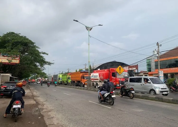 Banjir Sayung Lumpuhkan Pantura Demak, Warga Diimbau Lalui Jalur Alternatif 25 Kendaraan besar sedang terjebak kemacetan di jalur Pantura tepatnya di depan Kantor DPRD Demak, Kamis sore, 23 Oktober 2025. (M Burhanuddin Aslam/Lingkarjateng.id)