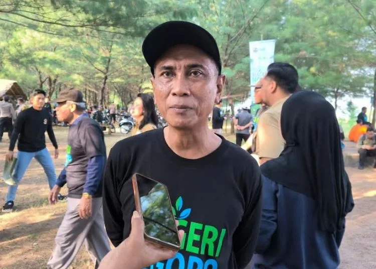 DLH Kendal Sebut Kegiatan Mageri Segoro Jadi Upaya Konservasi Pantai 25 Kepala Dinas Lingkungan Hidup (DLH) Kendal, Aris Irwanto saat di wawancarai, Rabu, 15 Oktober 2025. (Anik Kustiani/Lingkarjateng.id)