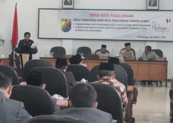 DPRD Pekalongan Bahas Raperda Penyertaan Modal Hadapi Penyusutan APBD 2026 25 Suasana rapat paripurna DPRD Kota Pekalongan dengan agenda pengantar Wali Kota atas dua raperda, di ruang rapat paripurna DPRD setempat, Senin, 20 Oktober 2025. (Fahri Akbar/Lingkarjateng.id)