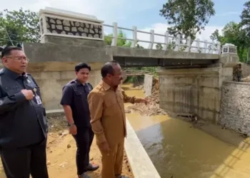 Komisi C DPRD Kabupaten Pati sidak ke proyek jembatan penghubung Desa Sokopuluhan-Mencon di Desa Pelemgede, Kecamatan Pucakwangi, Jumat sore, 24 Oktober 2025. (Lingkar Network)