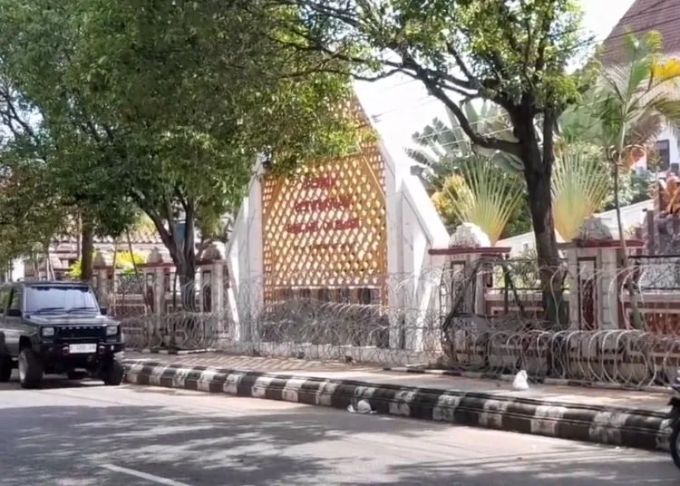 Jelang Paripurna Besok, Kawat Berduri Dipasang dan Aparat Berjaga Ketat di DPRD Pati 25 Tampak kawat berduri di sekitar gerbang gedung DPRD Pati, Jumat, 30 Oktober 2025. (Lingkar Network)