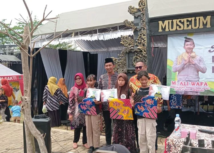 Gus Wafa Tekankan Pemerintah Lebih Aktif Promosikan Batik Bakaran Pati 25 Anggota DPRD Provinsi Jawa Tengah, M. Ali Wafa saat menghadiri Festival Membatik dalam rangka peringatan Hari Batik Nasional di Desa Bakaran Wetan, Kecamatan Juwana, Kabupaten Pati, Sabtu, 4 Oktober 2025. (Lingkar Network)