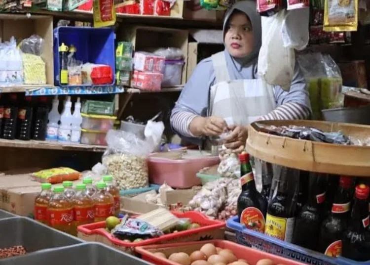 Harga Telur di Salatiga Meroket Diduga Imbas Permintaan MBG Tinggi 25 Pedagang sembako di Pasar Raya Salatiga menawarkan dagangannya kepada konsumen. (Angga Rosa/Lingkarjateng.id)