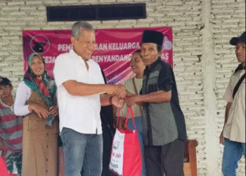 Wakil Ketua DPRD Jepara, Junarso (Kiri) Memberikan Bantuan Kepada Warga Keling Jepara (10/10/2025)