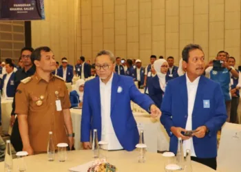 Gubernur Jawa Tengah Ahmad Luthfi bertemu Menteri KKP Sakti Wahyu Trenggono dalam acara Pelantikan Pengurus Dewan Pimpinan Wilayah (DPW) Partai Amanat Nasional (PAN) di Hotel Padma, Kota Semarang, Senin, 13 Oktober 2025. (Humas Pemprov Jateng/Lingkarjateng.id)