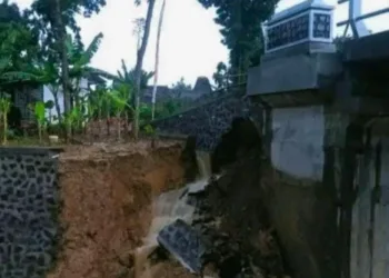 Penampakan Jembatan penghubung antara Desa Sokopuluhan-Mencon di Desa Pelemgede, Kecamatan Pucakwangi Kabupaten Pati yang ambrol pada Kamis petang, 23 Oktober 2025 pasca diguyur hujan tiga hari terakhir. (Lingkar Network)