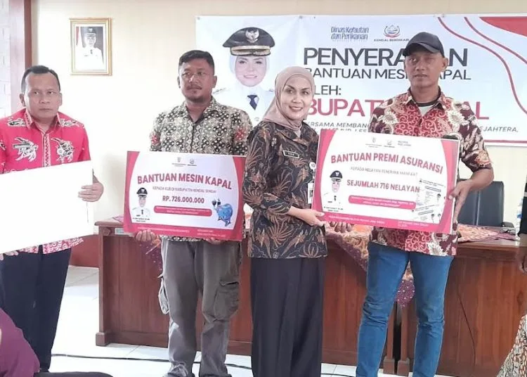 Pemkab Kendal Serahkan Bantuan Mesin Kapal, Jaring dan Premi Asuransi Nelayan 25 Bupati Kendal, Dyah Kartika Permanasari sacara simbolis memberikan bantuan mesin kapal kepada nelayan, Selasa, 30 September 2025. (Arvian Maulana/Lingkarjateng.id)