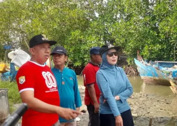 Bupati Kendal, Dyah Kartika Permanasari didampingi Wakil Bupati, Benny Karnadi dan kepala dinas terkait meninjau TPI Jomblom Desa Margorejo, Jumat, 3 Oktober 2025. (Anik Kustianti/Lingkarjateng.id)