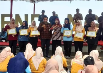 Penyerahan setifikat juara lomba pelatihan KPM dan Non KPM, serta Jambore Tingkat Kabupaten Kendal tahun 2025, di Destinasi Wisata Pantai Sendang Sikucing, Selasa, 7 Oktober 2025. (Anik Winda/Lingkarjateng.id)