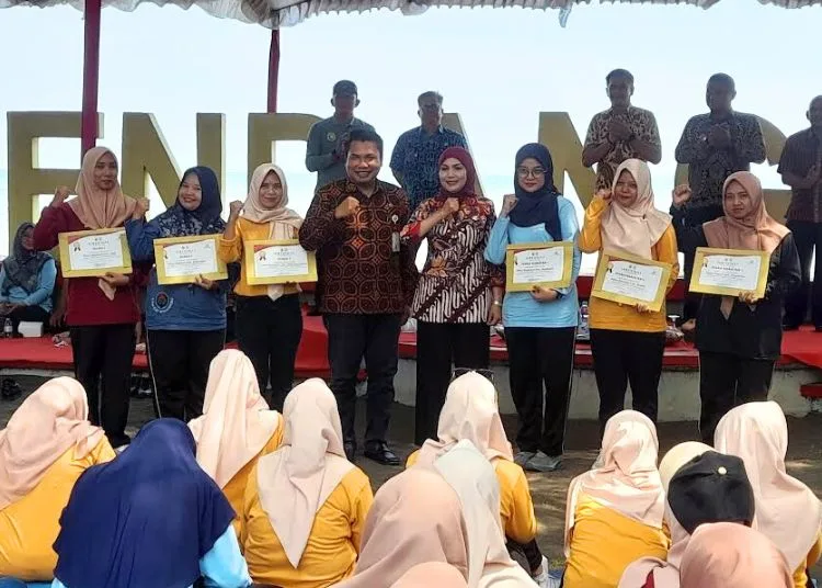 Bupati Kendal Minta KPM Jadi Ujung Tombak Pencegahan Stunting 25 Penyerahan setifikat juara lomba pelatihan KPM dan Non KPM, serta Jambore Tingkat Kabupaten Kendal tahun 2025, di Destinasi Wisata Pantai Sendang Sikucing, Selasa, 7 Oktober 2025. (Anik Winda/Lingkarjateng.id)