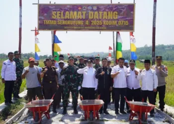 Kegiatan pembukaan TMMD Sengkuyung Tahap IV di Desa Kertomulyo, Kecamatan Brangsong, Rabu, 8 Oktober 2025. (Anik Winda/Lingkarjateng.id)