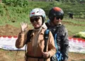 Bupati Kendal Dyah Kartika Permanasari saat mencoba paralayang yang jadi wahana baru di wisata Curug Sewu. (Dok. Pribadi/Lingkarjateng.id)