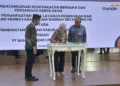 Pemkab Kendal dan Perbankan Teken MoU, Optimalkan Pendapatan Daerah dari Pajak 29 Bupati Kendal tandatangani MoU dengan Bank Mandiri di Pendopo Tumenggung Bahurekso, Kendal, Selasa, 14 Oktober 2025. (Anik Kustiani/Lingkarjateng.id)
