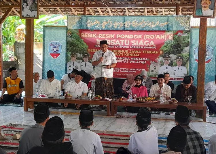Rangkaian Hari Santri 2025, Pemkab Kendal Gelar Bersatu Siaga dan Roan di Ponpes 25 Wagub Taj Yasin menyampaikan sambutan saat menghadiri kegiatan Bersatu Siaga di Hidayatul Mubtadi'in, Jamberaum, Jumat, 17 Oktober 2025. Bupati Kendal, Dyah Kartika Permanasari ikut mendampingi beserta jajarannya. (Anik Kustiani/Lingkarjateng.id)