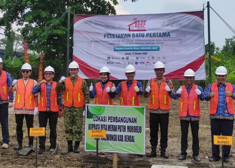 Groundbreaking Kopdes Merah Putih Digelar Serentak, Kendal Ada di 6 Titik Desa 25 Bupati Kendal, Dyah Kartika Permanasari menghadiri groundbreaking atau peletakan batu pertama pembangunan gedung KDMP di Desa Mororejo, Kecamatan Kaliwungu, Jumat, 17 Oktober 2025. (Anik Kustiani/Lingkarjateng.id)