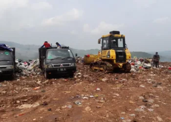 Penataan sampah TPA Darupono Kendal dengan alat berat. (Anik Kustiani/Lingkarjateng.id)