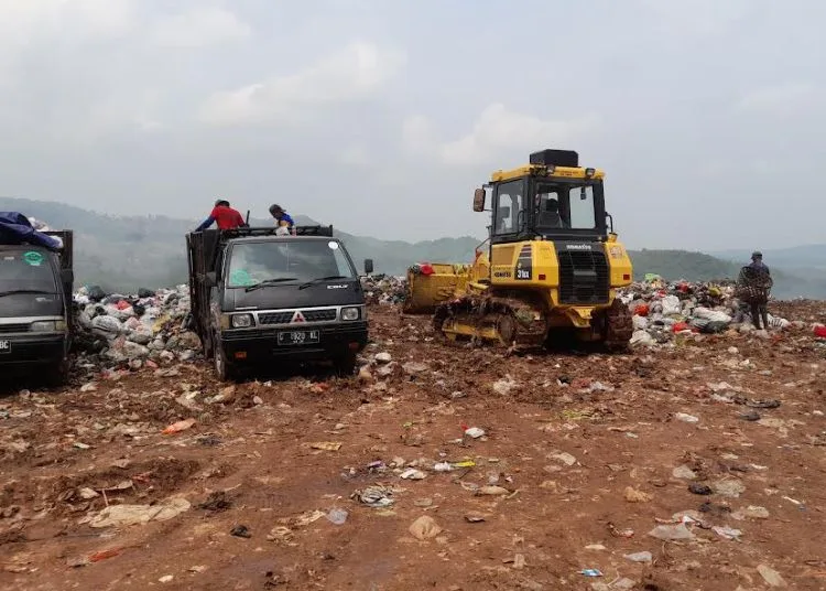 DLH Kendal Komitmen Upayakan Penataan TPA Darupono 25 Penataan sampah TPA Darupono Kendal dengan alat berat. (Anik Kustiani/Lingkarjateng.id)