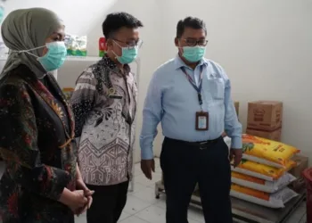Bupati Kendal, Dyah Kartika Permanasari mendampingi kunjungan Badan Pengawasan Keuangan dan Pembangunan (BPKP) Provinsi Jawa Tengah di SPPG Kelurahan Bugangin Kendal,  Kamis 23 Oktober 2025. (Dok. Pribadi/Lingkarjateng.id)