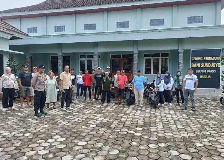 Kesal Listrik Sering Padam, Warga Jepangpakis Kudus Ancam Geruduk Kantor PLN 25 Warga saat melakukan protes karena listrik sering padam di Balai Desa Jepangpakis, Kecamatan Bae, Kabupaten Kudus, Jumat, 31 Oktober 2025. (Nisa Hafizhotus S/Lingkarjateng.id)