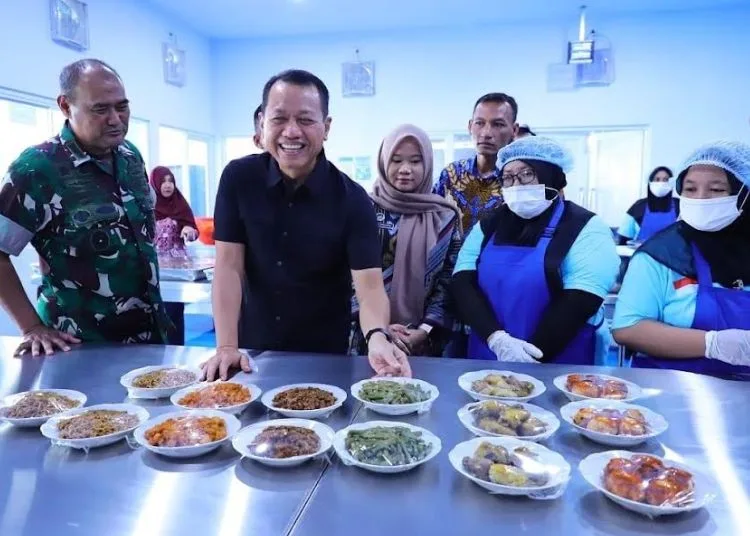 Cegah KLB Keracunan Makanan, Bupati Kudus Minta Seluruh Dapur MBG Taati SOP 25 Bupati Kudus Sam’ani Intakoris saat menghadiri soft launching Satuan Pelayanan Pemenuhan Gizi (SPPG) Yayasan Berkat Mulia Sentosa di Desa Tanjungrejo, Kecamatan Jekulo, Sabtu, 4 Oktober 2025. (Nisa Hafizhotus S/Lingkarjateng.id)