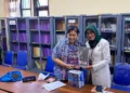 Wakil Ketua MPR RI, Lestari Moerdijat saat menyerahkan bantuan buku ke Perpustakaan Daerah Kudus, Kamis, 16 Oktober 2025. (Nisa Hafizhotus S/Lingkarjateng.id)