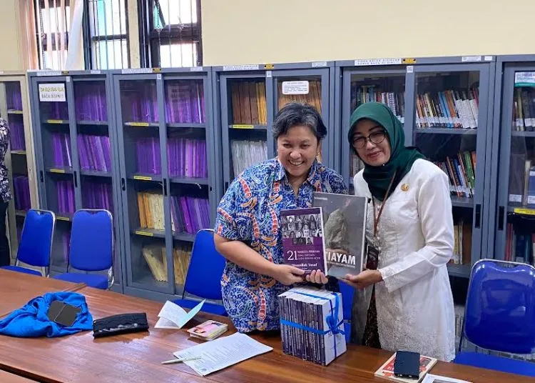 Tingkatkan Literasi Masyarakat, Perpustakaan Daerah Kudus Terima Bantuan Buku 25 Wakil Ketua MPR RI, Lestari Moerdijat saat menyerahkan bantuan buku ke Perpustakaan Daerah Kudus, Kamis, 16 Oktober 2025. (Nisa Hafizhotus S/Lingkarjateng.id)
