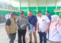 Ketua Komisi D DPRD Kabupaten Kudus, Mardijanto (kemeja biru) beserta jajarannya saat meninjau langsung progres renovasi GOR Wergu Wetan, Kamis, 23 Oktober 2025. (Fahtur Rohman/Lingkarjateng.id)