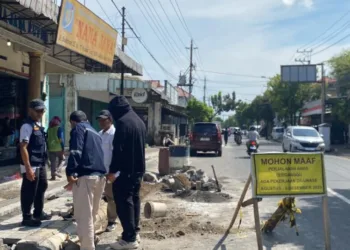 Kepala Bidang Bina Marga Dinas PUPR Kabupaten Kudus, Harry Wibowo saat meninjau proyek drainase di Jalan HM Subchan ZE, Jumat, 31 Oktober 2025. (Nisa Hafizhotus S/Lingkarjateng.id)