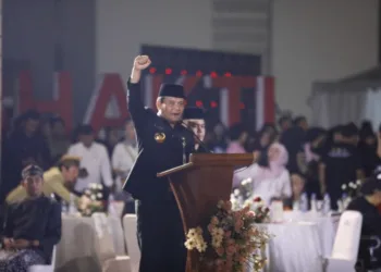 Gubernur Jawa Tengah Ahmad Luthfi berpidato saat menjadi inspektur upacara Peringatan Pertempuran Lima Hari Semarang yang digelar di kawasan Tugu Muda, Selasa, 14 Oktober 2025 malam. (Humas Pemprov Jateng/Lingkarjateng.id)