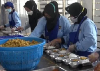 Sejumlah personel SPPG Ledok, Argomulyo, Salatiga menyiapkan makanan untuk program MBG. (Dok. Prokompim Setda Salatiga/Lingkarjateng.id)